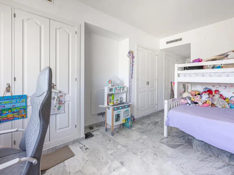 Alhambra del Golf is a gated residential complex located in the privileged area of Guadalmina Baja and Casasola. Just a few minutes' walk from the beach.