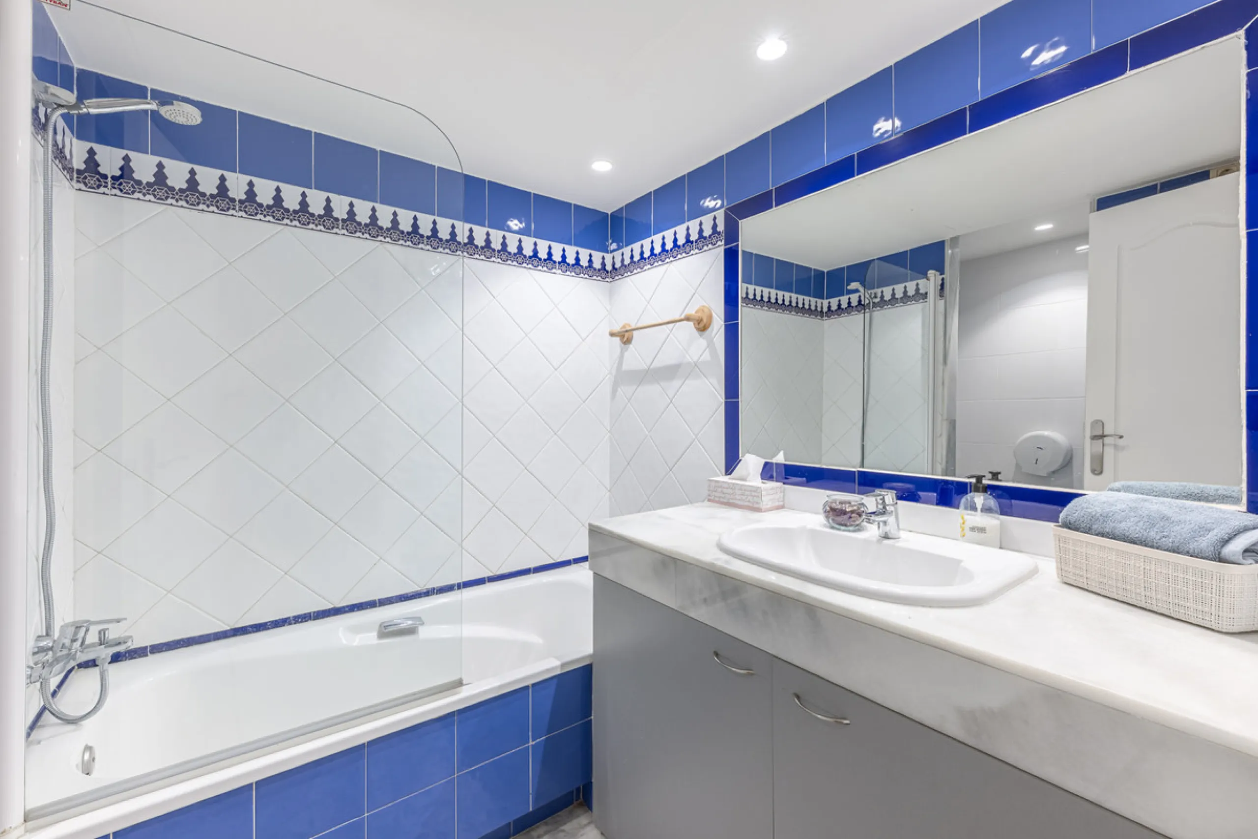 Alhambra del Golf is a gated residential complex located in the privileged area of Guadalmina Baja and Casasola. Just a few minutes' walk from the beach.