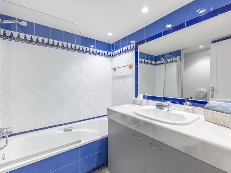 Alhambra del Golf is a gated residential complex located in the privileged area of Guadalmina Baja and Casasola. Just a few minutes' walk from the beach.