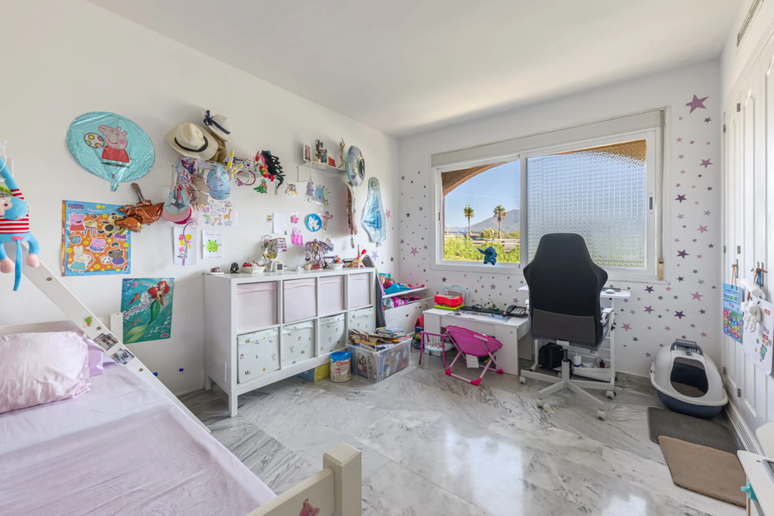 Alhambra del Golf is a gated residential complex located in the privileged area of Guadalmina Baja and Casasola. Just a few minutes' walk from the beach.