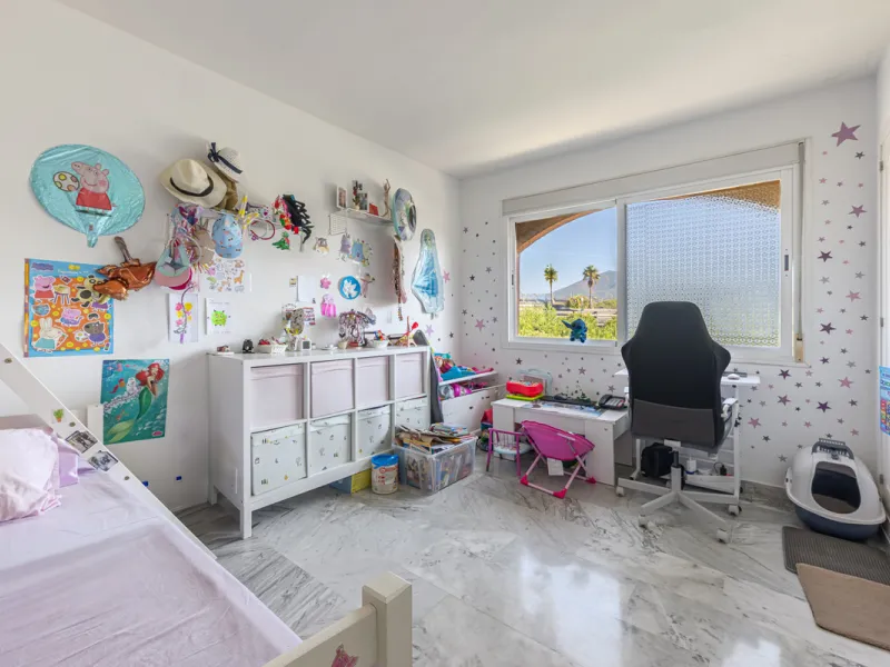 Alhambra del Golf is a gated residential complex located in the privileged area of Guadalmina Baja and Casasola. Just a few minutes' walk from the beach.