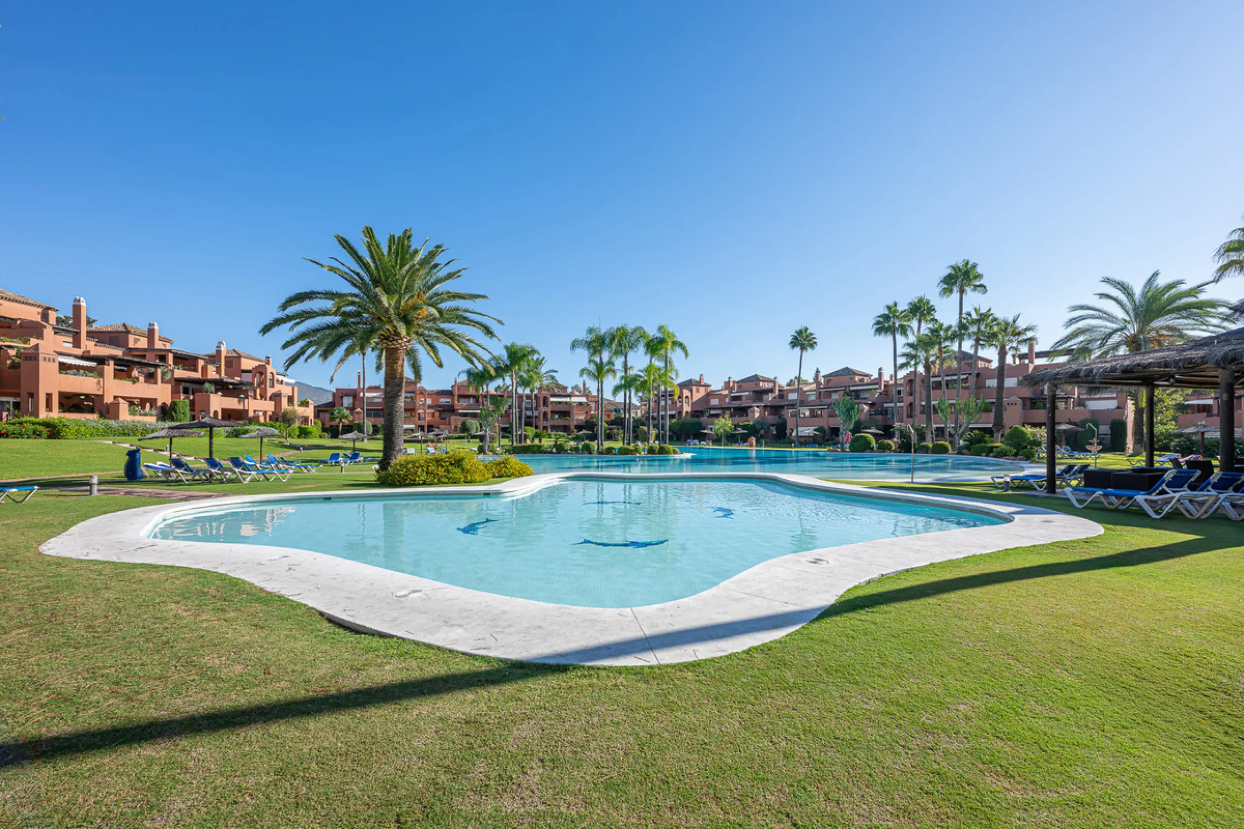 Alhambra del Golf is a gated residential complex located in the privileged area of Guadalmina Baja and Casasola. Just a few minutes' walk from the beach.