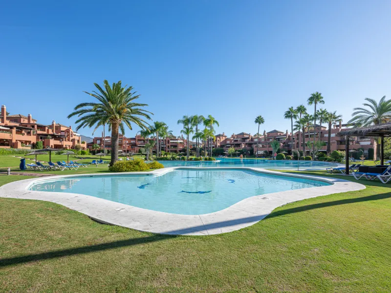 Alhambra del Golf is a gated residential complex located in the privileged area of Guadalmina Baja and Casasola. Just a few minutes' walk from the beach.