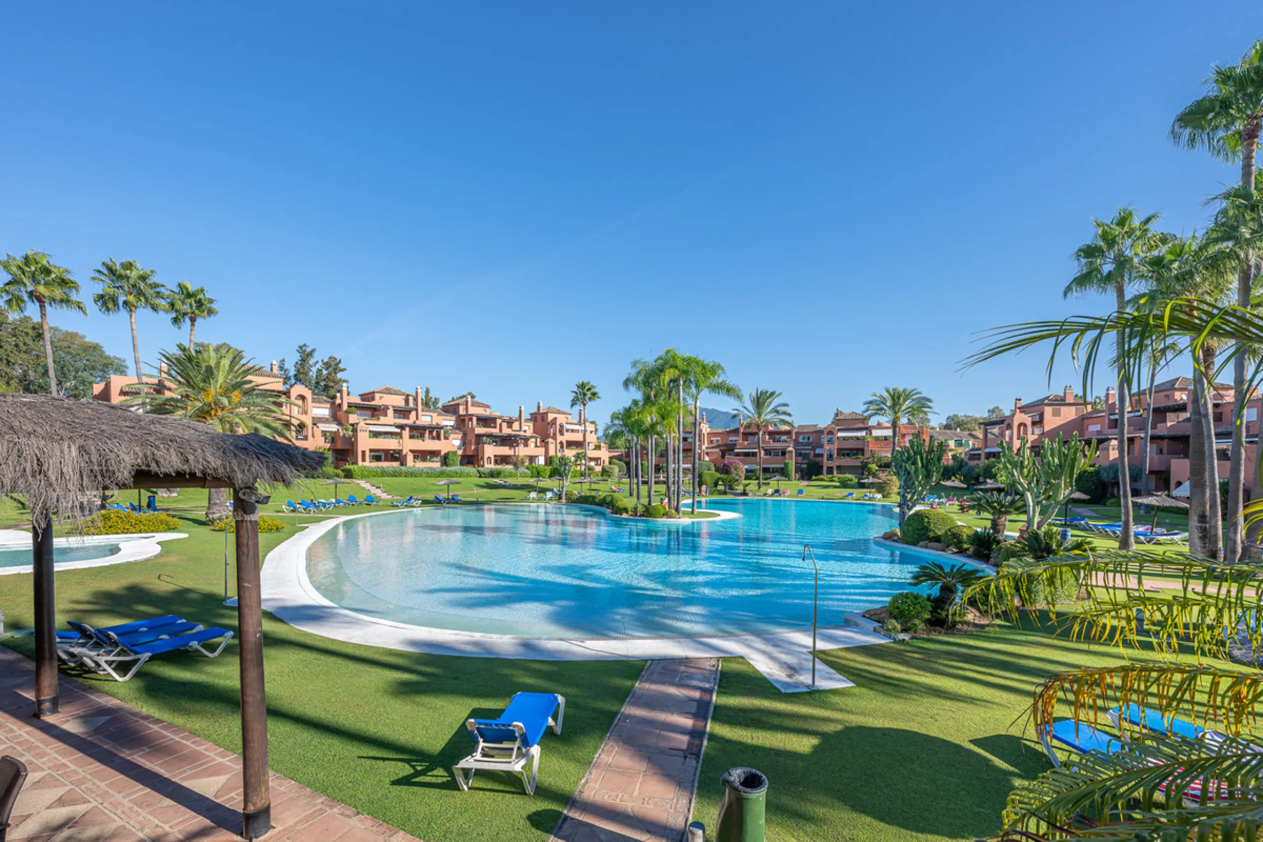 Alhambra del Golf is a gated residential complex located in the privileged area of Guadalmina Baja and Casasola. Just a few minutes' walk from the beach.
