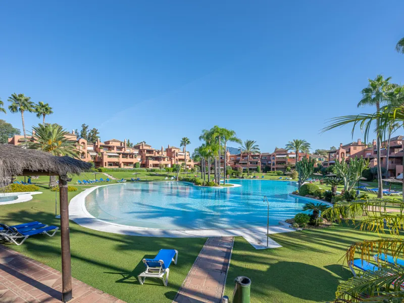 Alhambra del Golf is a gated residential complex located in the privileged area of Guadalmina Baja and Casasola. Just a few minutes' walk from the beach.