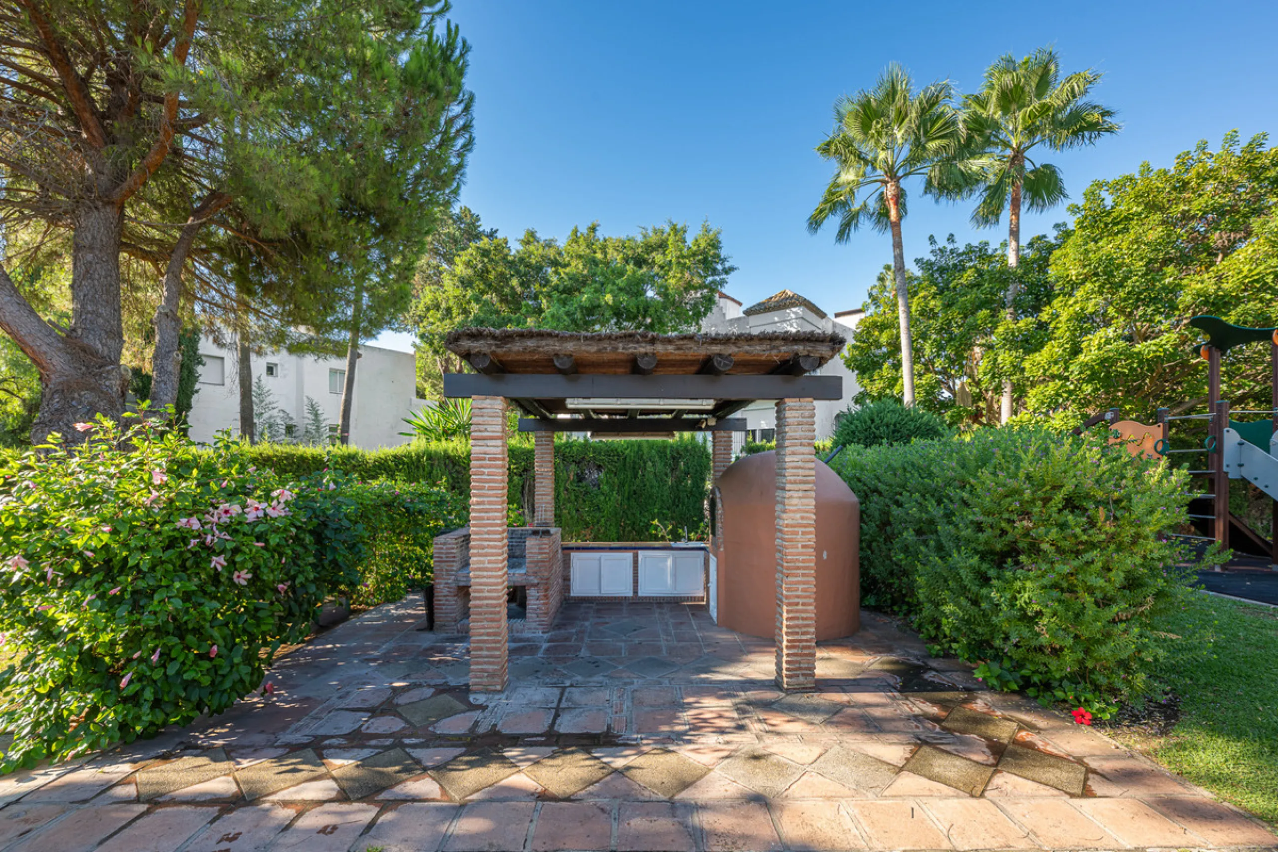 Alhambra del Golf is a gated residential complex located in the privileged area of Guadalmina Baja and Casasola. Just a few minutes' walk from the beach.