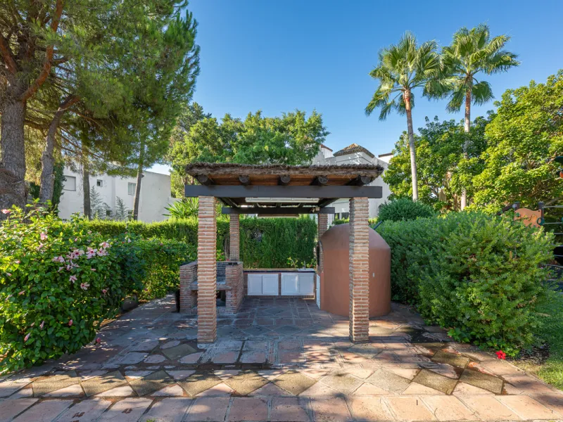 Alhambra del Golf is a gated residential complex located in the privileged area of Guadalmina Baja and Casasola. Just a few minutes' walk from the beach.