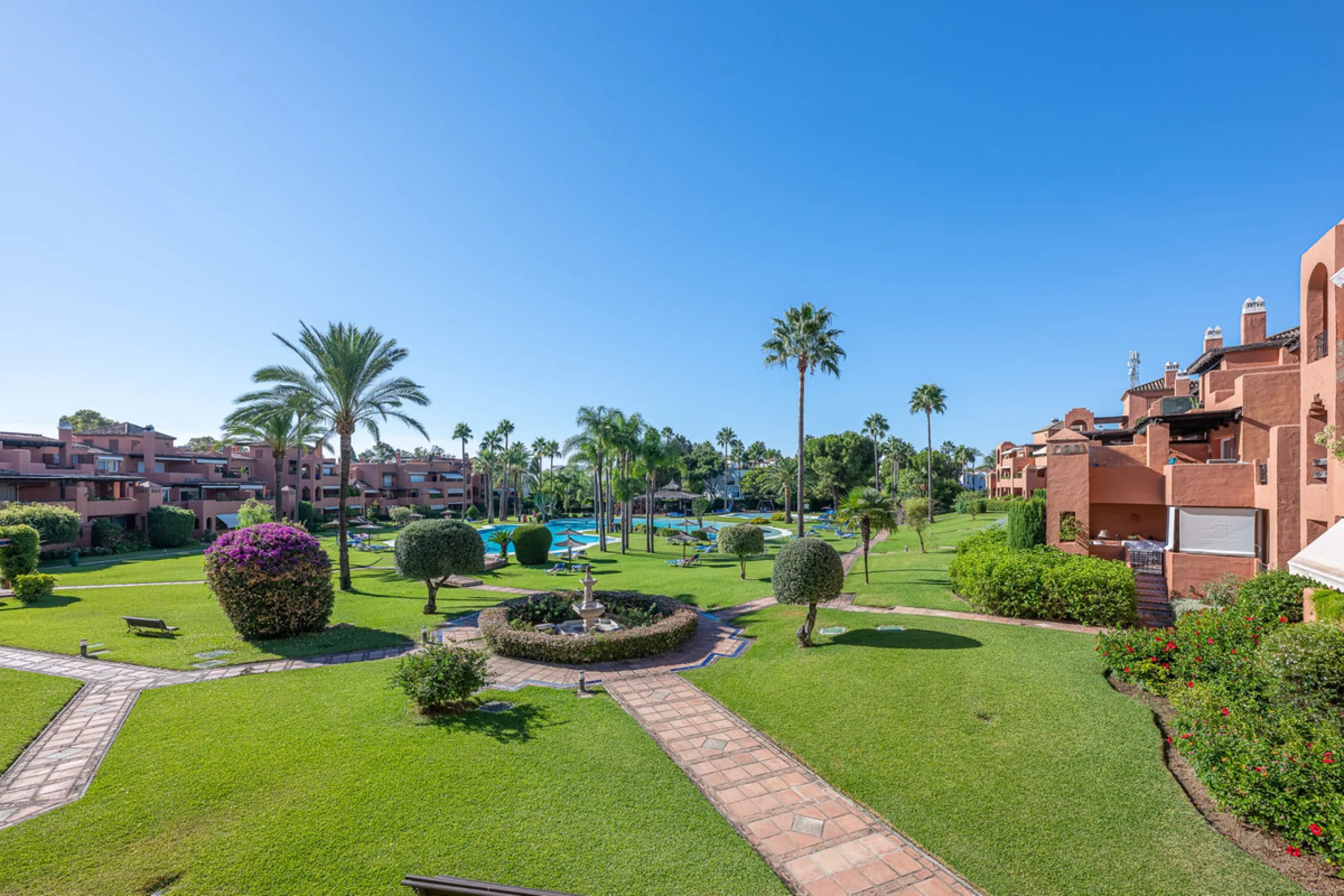 Alhambra del Golf is a gated residential complex located in the privileged area of Guadalmina Baja and Casasola. Just a few minutes' walk from the beach.