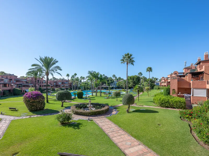 Alhambra del Golf is a gated residential complex located in the privileged area of Guadalmina Baja and Casasola. Just a few minutes' walk from the beach.