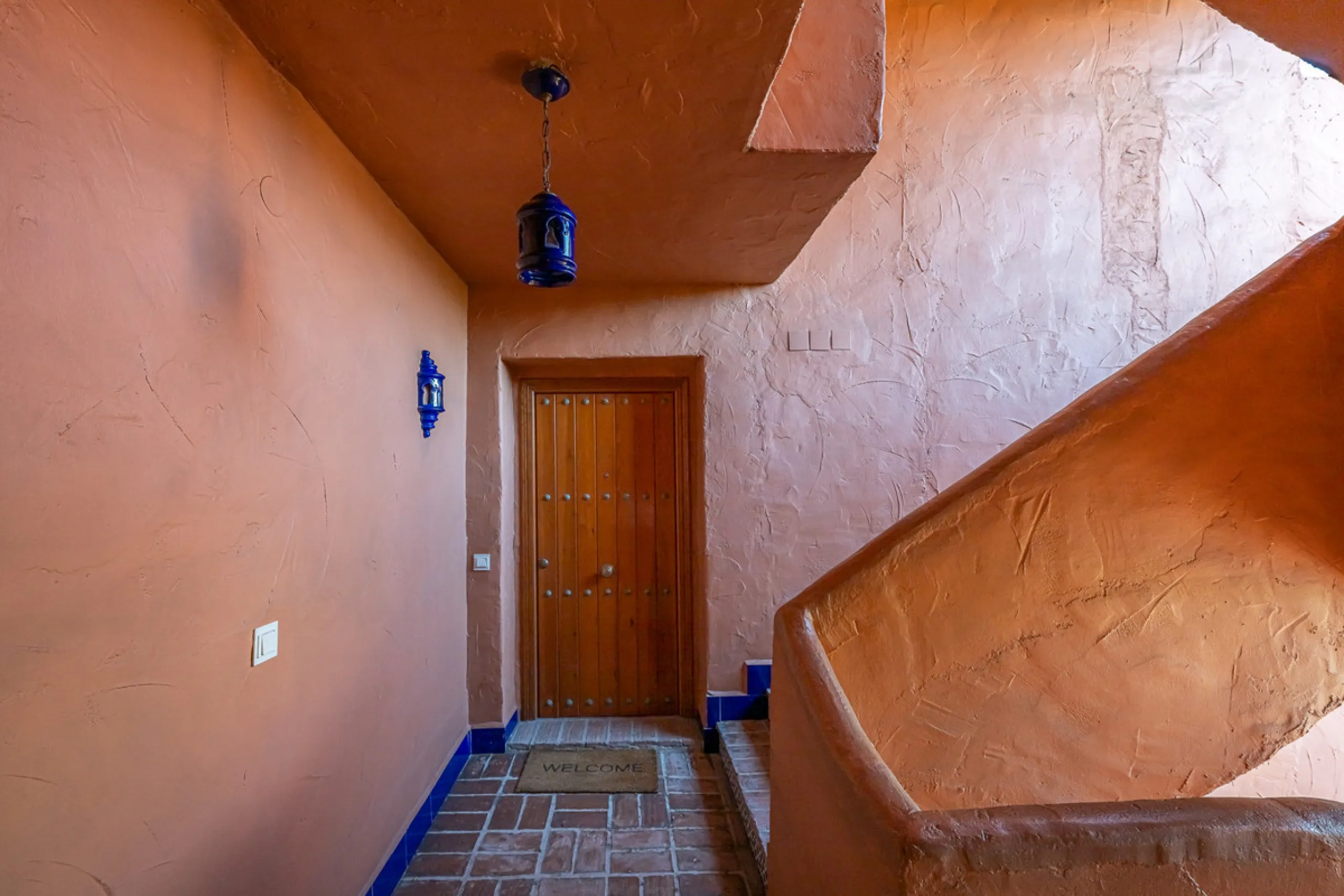 Alhambra del Golf is a gated residential complex located in the privileged area of Guadalmina Baja and Casasola. Just a few minutes' walk from the beach.
