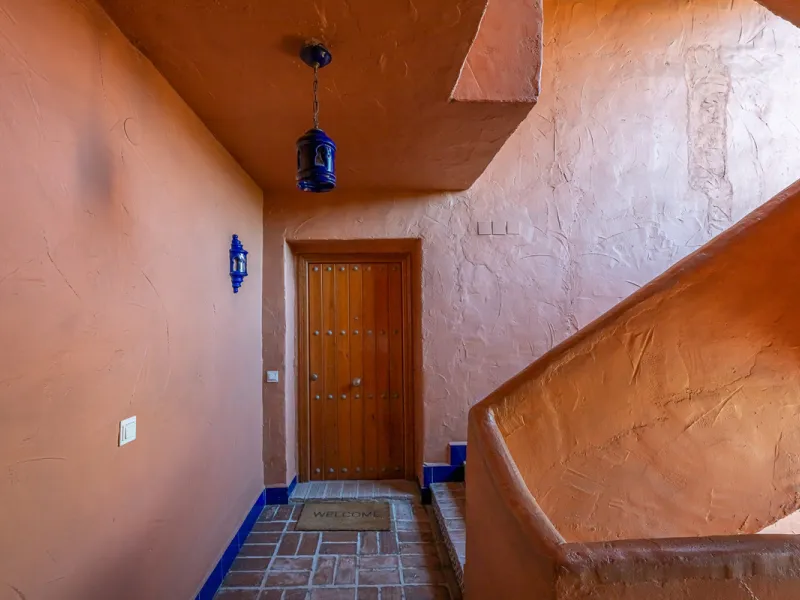 Alhambra del Golf is a gated residential complex located in the privileged area of Guadalmina Baja and Casasola. Just a few minutes' walk from the beach.
