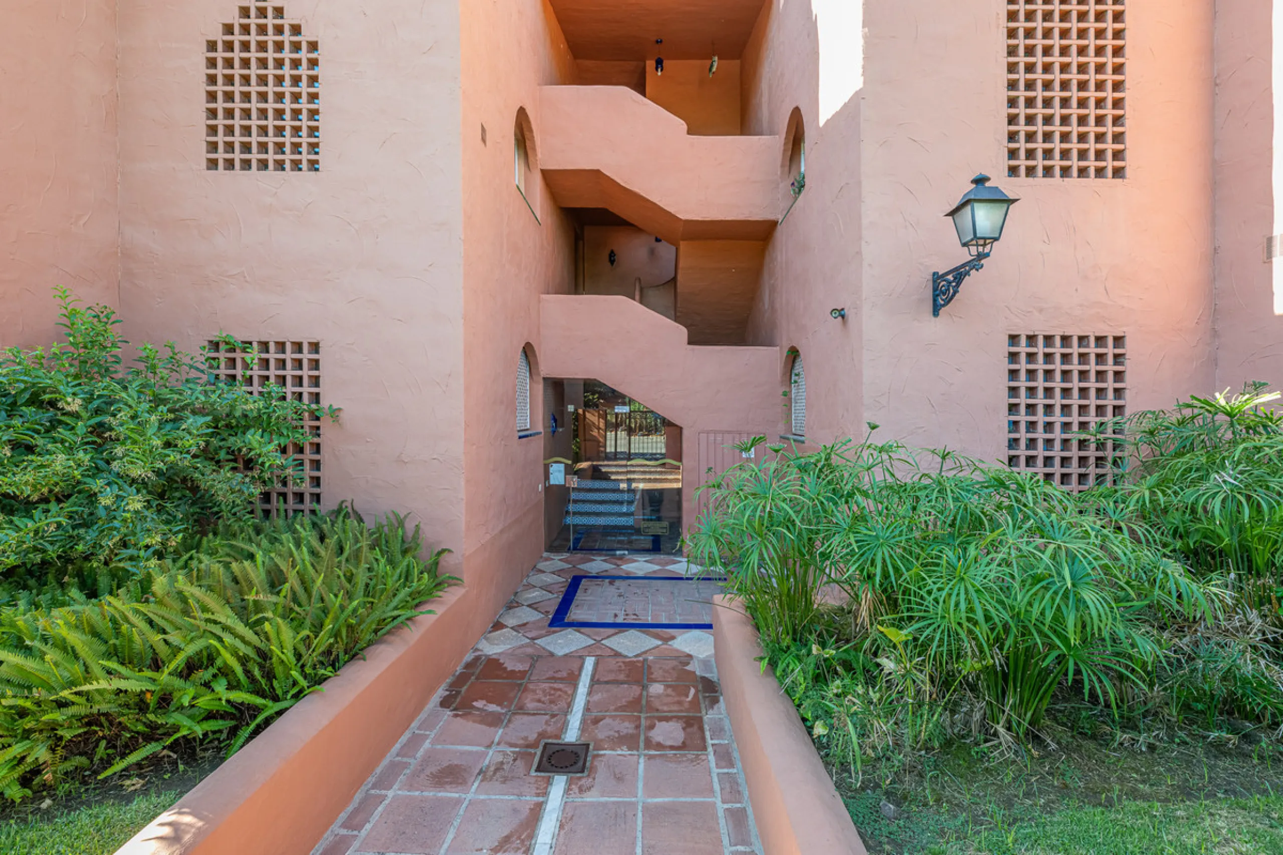 Alhambra del Golf is a gated residential complex located in the privileged area of Guadalmina Baja and Casasola. Just a few minutes' walk from the beach.