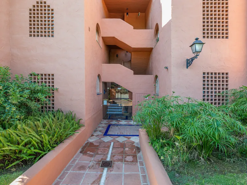 Alhambra del Golf is a gated residential complex located in the privileged area of Guadalmina Baja and Casasola. Just a few minutes' walk from the beach.