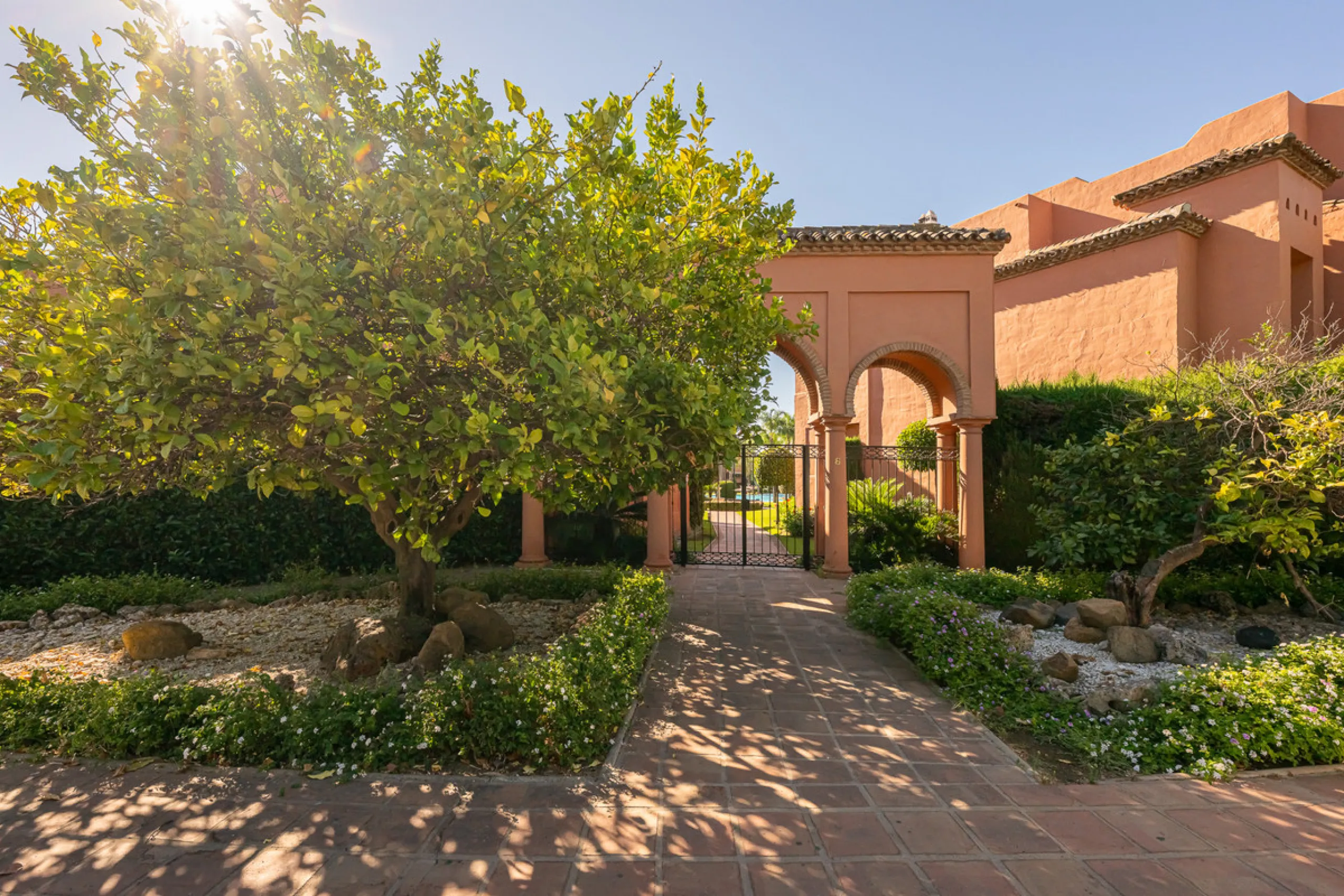 Alhambra del Golf is a gated residential complex located in the privileged area of Guadalmina Baja and Casasola. Just a few minutes' walk from the beach.