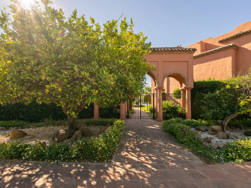 Alhambra del Golf is a gated residential complex located in the privileged area of Guadalmina Baja and Casasola. Just a few minutes' walk from the beach.