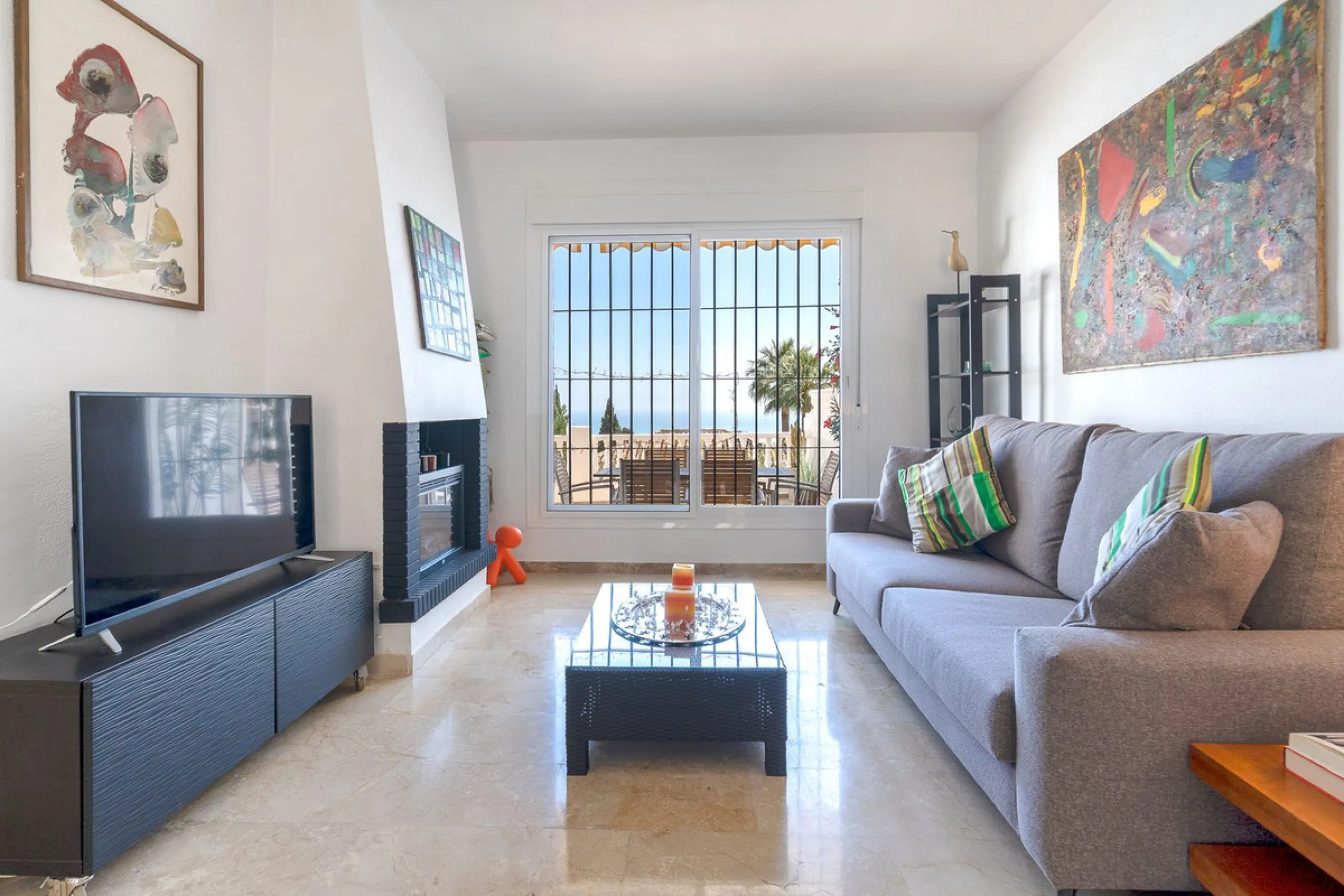This beautifully presented three bedroom, one and a half bathroom townhouse is ideally located just a short walk from the heart of Benalmadena Pueblo, offering the perfect balance of convenience and a quiet residential setting.