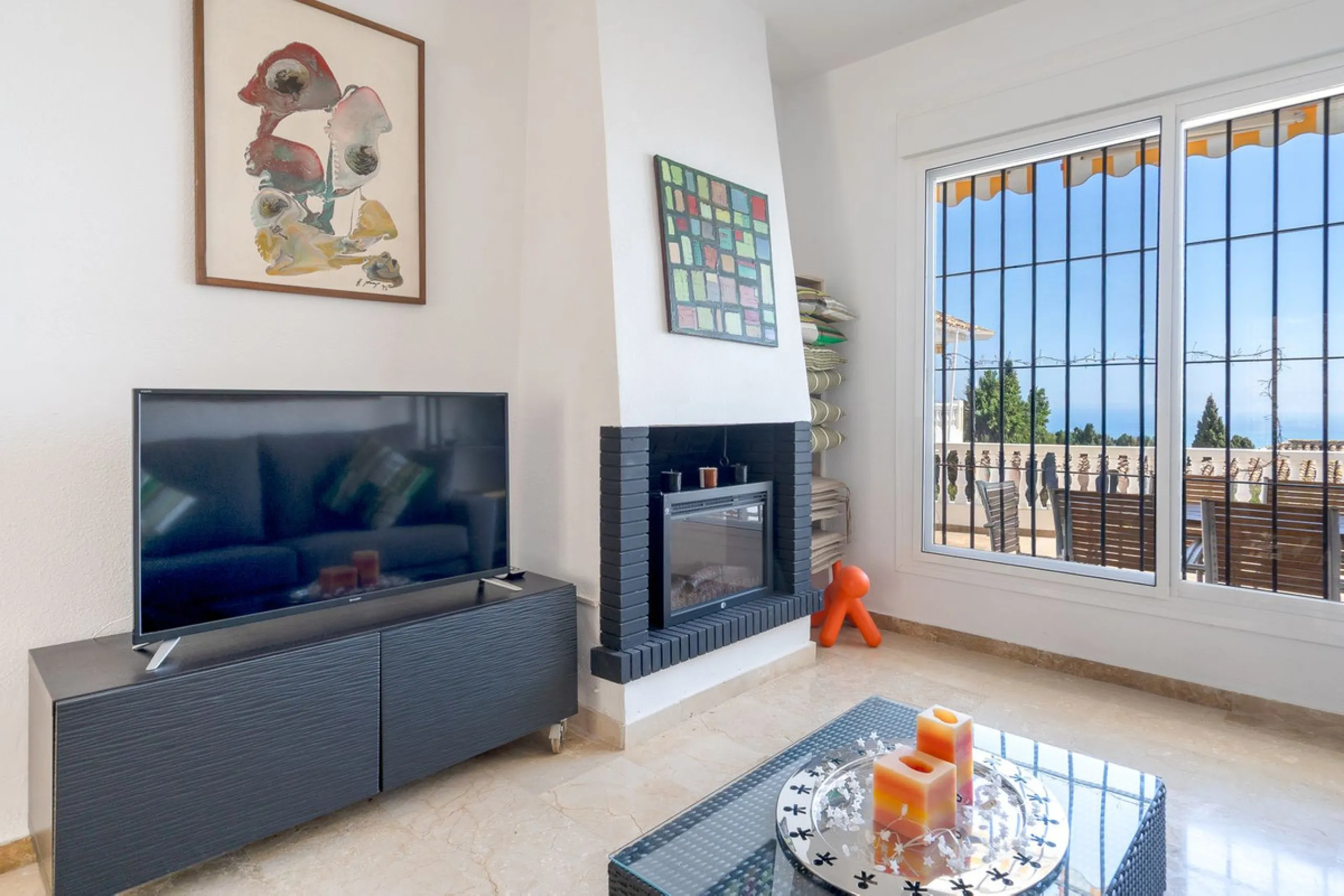 This beautifully presented three bedroom, one and a half bathroom townhouse is ideally located just a short walk from the heart of Benalmadena Pueblo, offering the perfect balance of convenience and a quiet residential setting.