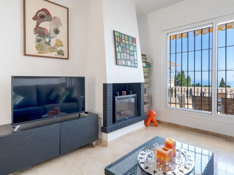 This beautifully presented three bedroom, one and a half bathroom townhouse is ideally located just a short walk from the heart of Benalmadena Pueblo, offering the perfect balance of convenience and a quiet residential setting.
