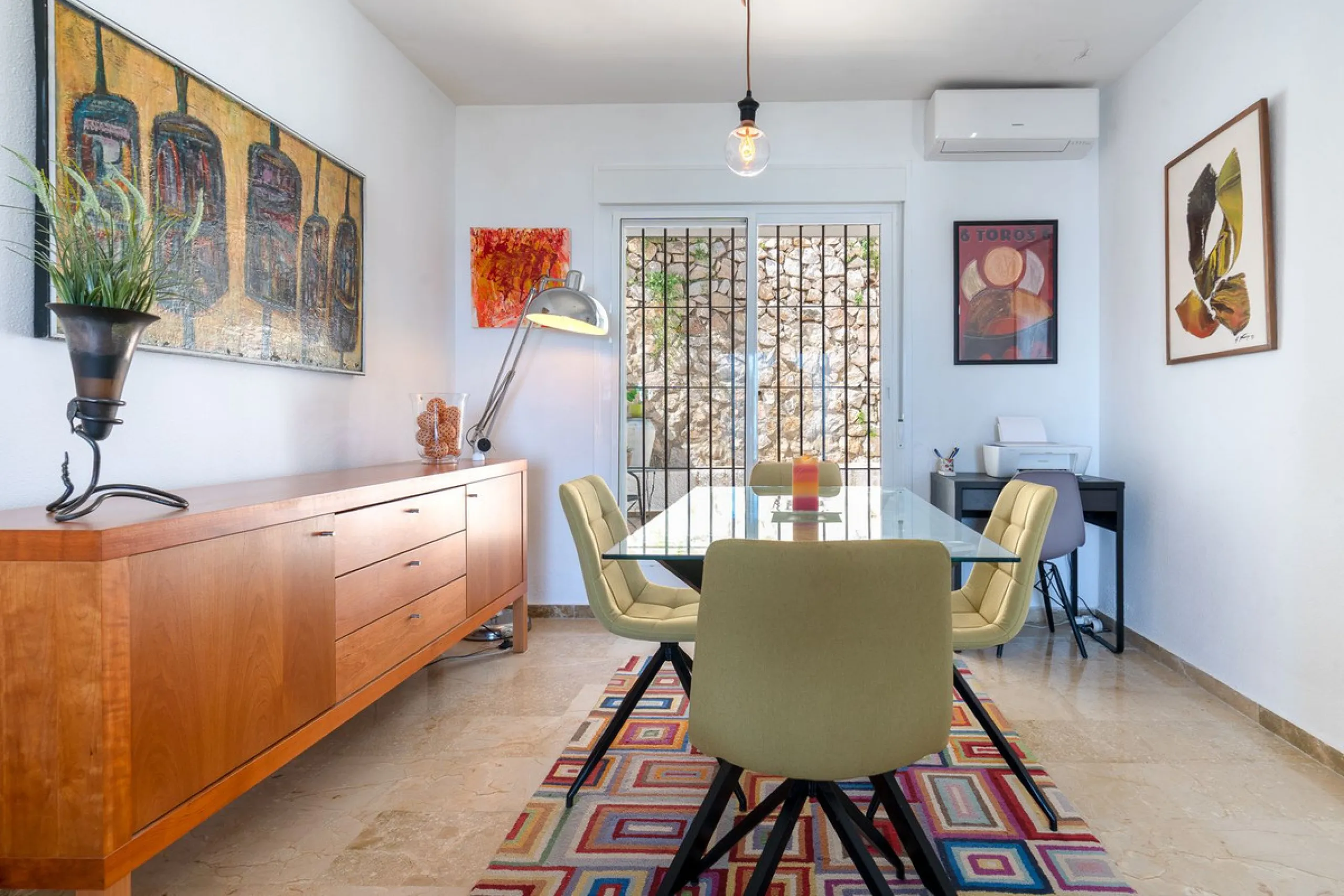 This beautifully presented three bedroom, one and a half bathroom townhouse is ideally located just a short walk from the heart of Benalmadena Pueblo, offering the perfect balance of convenience and a quiet residential setting.