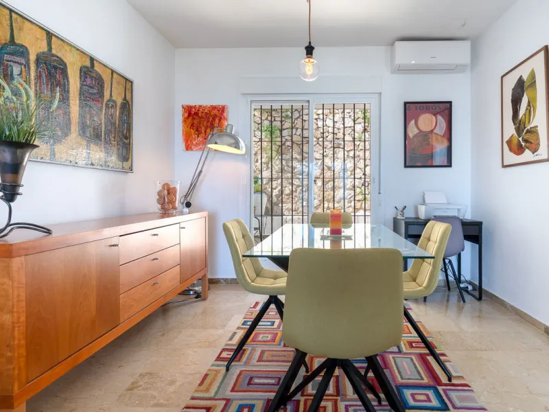 This beautifully presented three bedroom, one and a half bathroom townhouse is ideally located just a short walk from the heart of Benalmadena Pueblo, offering the perfect balance of convenience and a quiet residential setting.
