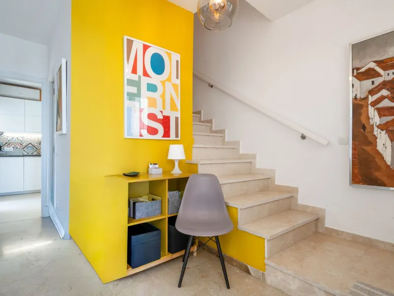 This beautifully presented three bedroom, one and a half bathroom townhouse is ideally located just a short walk from the heart of Benalmadena Pueblo, offering the perfect balance of convenience and a quiet residential setting.