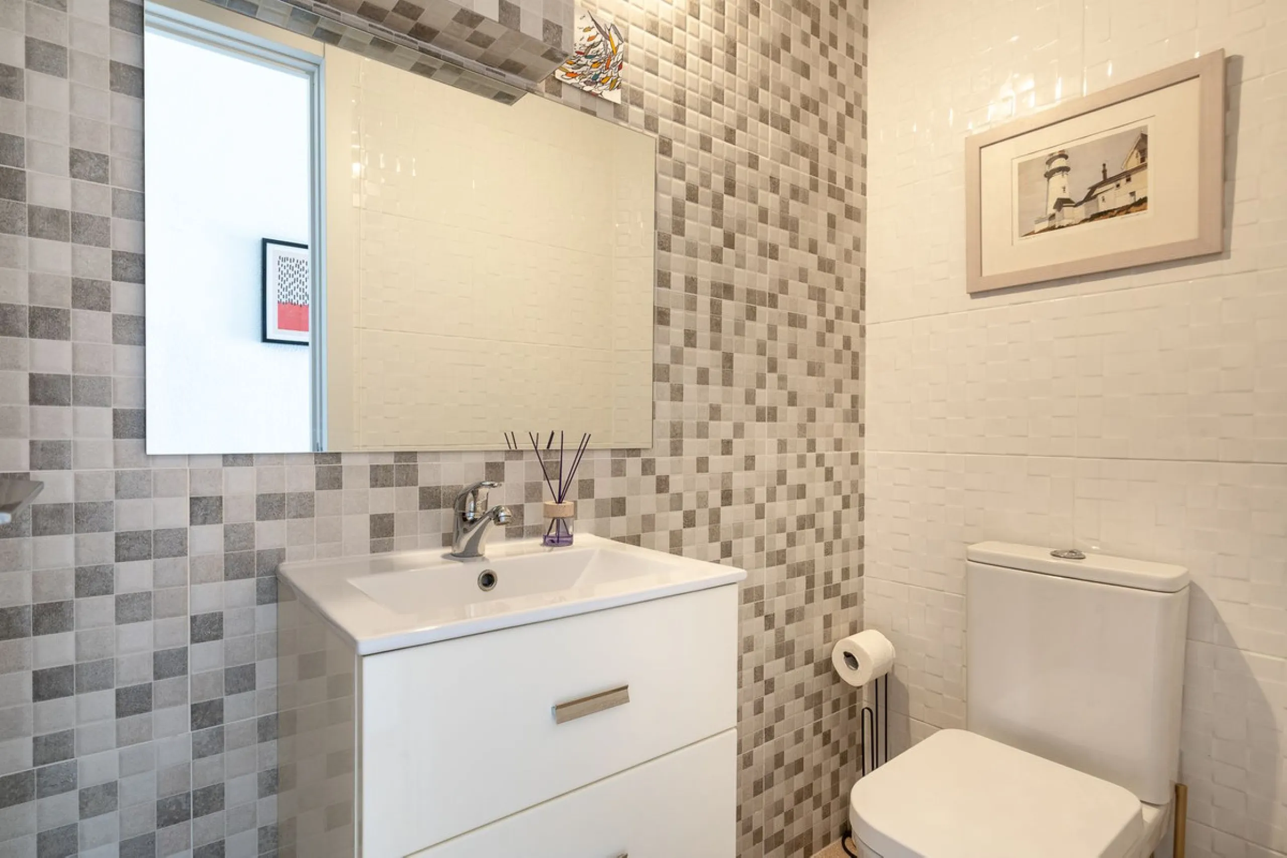 This beautifully presented three bedroom, one and a half bathroom townhouse is ideally located just a short walk from the heart of Benalmadena Pueblo, offering the perfect balance of convenience and a quiet residential setting.
