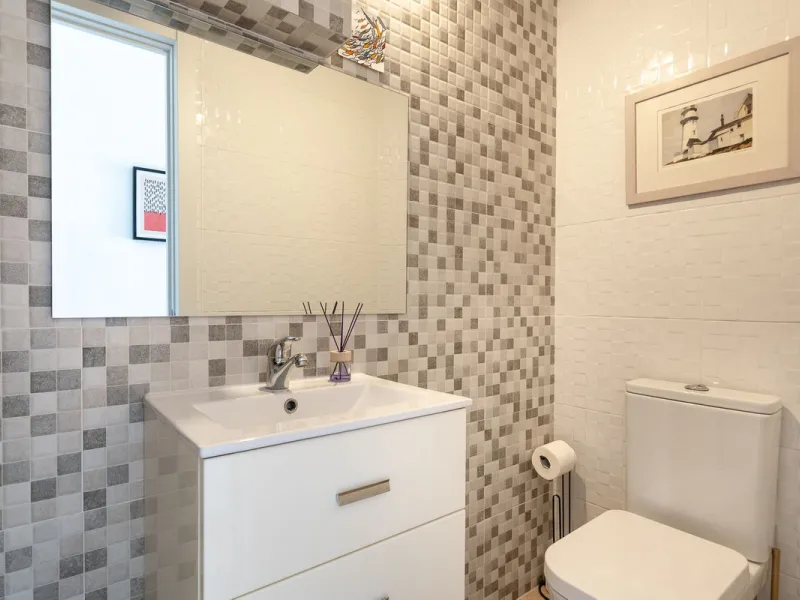 This beautifully presented three bedroom, one and a half bathroom townhouse is ideally located just a short walk from the heart of Benalmadena Pueblo, offering the perfect balance of convenience and a quiet residential setting.