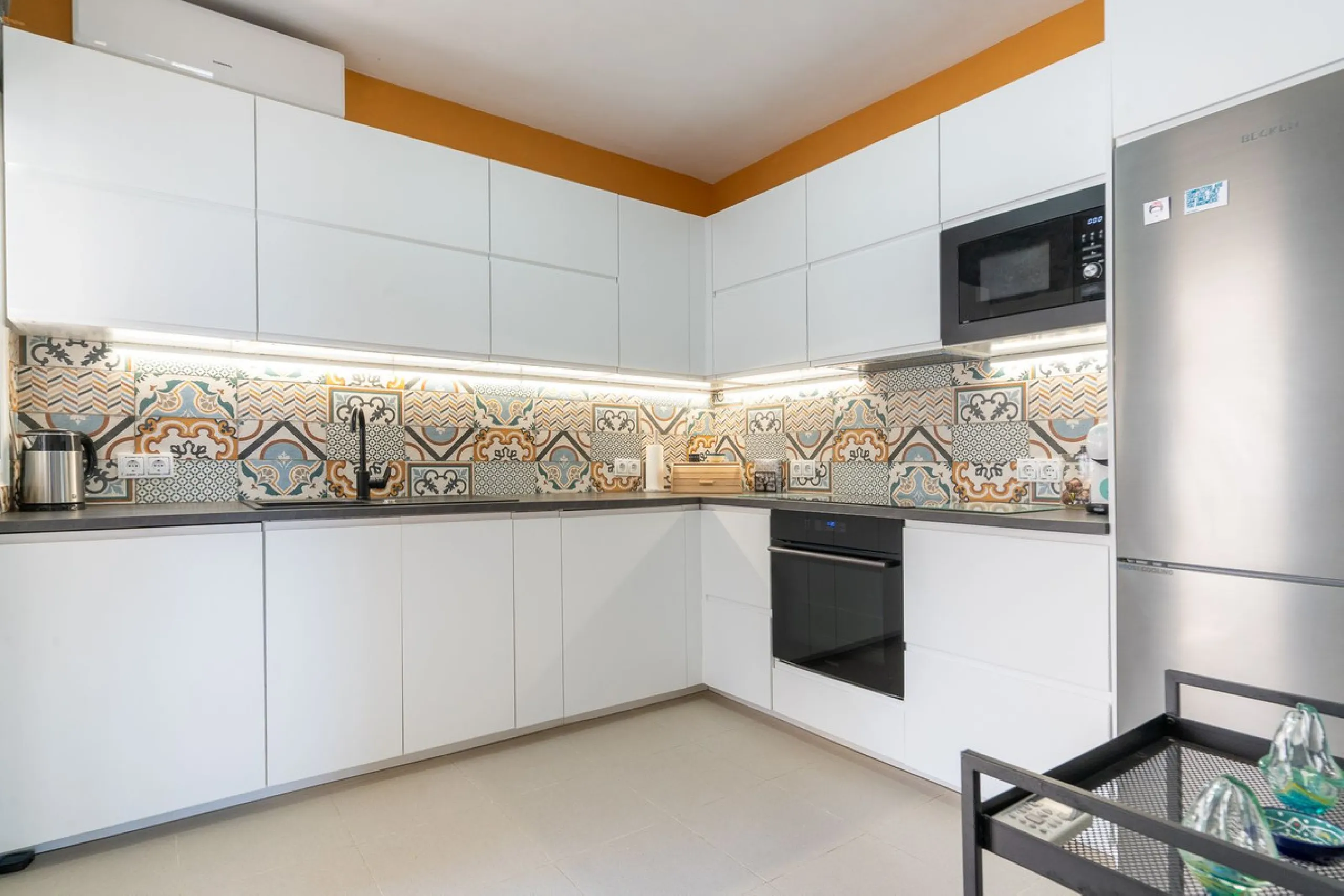 This beautifully presented three bedroom, one and a half bathroom townhouse is ideally located just a short walk from the heart of Benalmadena Pueblo, offering the perfect balance of convenience and a quiet residential setting.