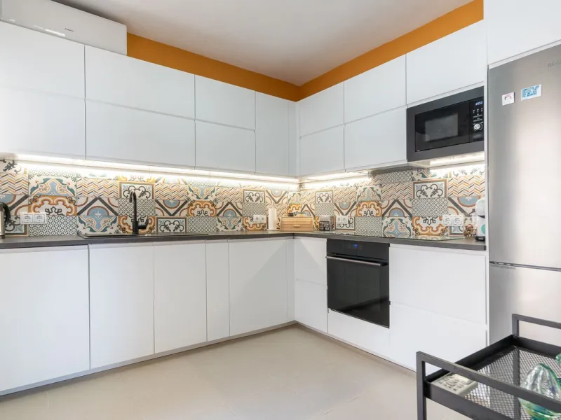 This beautifully presented three bedroom, one and a half bathroom townhouse is ideally located just a short walk from the heart of Benalmadena Pueblo, offering the perfect balance of convenience and a quiet residential setting.