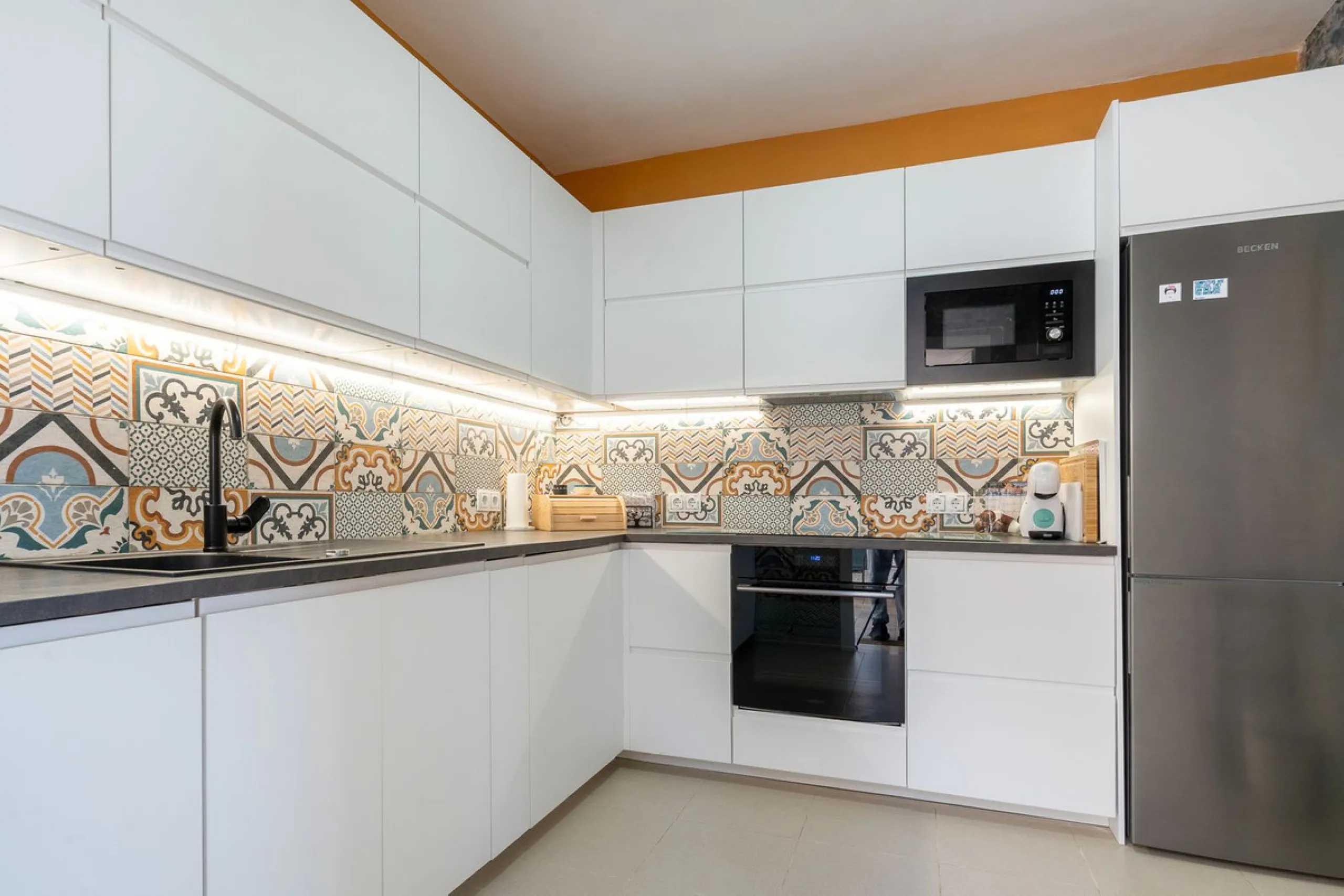 This beautifully presented three bedroom, one and a half bathroom townhouse is ideally located just a short walk from the heart of Benalmadena Pueblo, offering the perfect balance of convenience and a quiet residential setting.