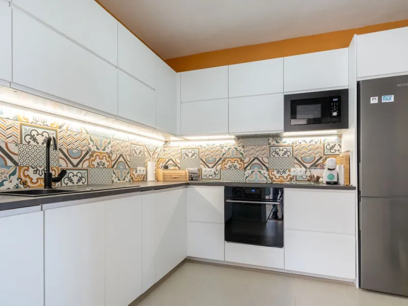 This beautifully presented three bedroom, one and a half bathroom townhouse is ideally located just a short walk from the heart of Benalmadena Pueblo, offering the perfect balance of convenience and a quiet residential setting.