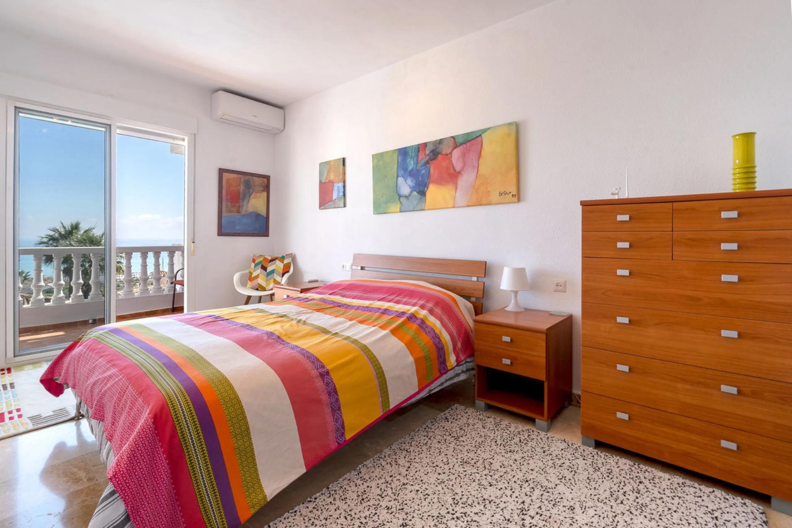 This beautifully presented three bedroom, one and a half bathroom townhouse is ideally located just a short walk from the heart of Benalmadena Pueblo, offering the perfect balance of convenience and a quiet residential setting.