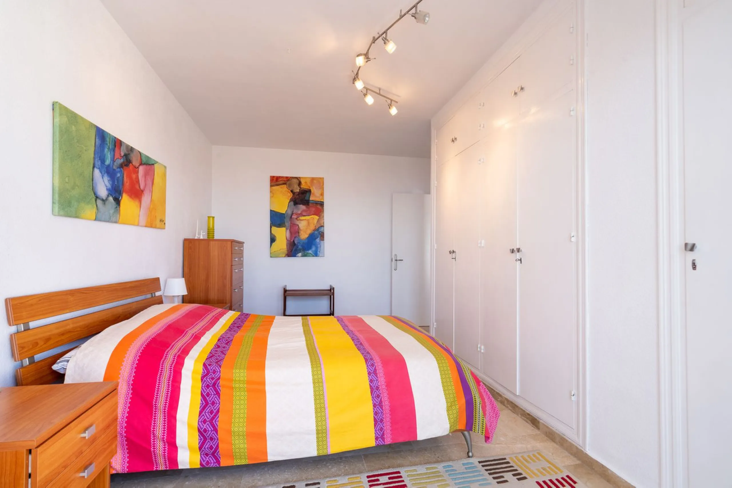 This beautifully presented three bedroom, one and a half bathroom townhouse is ideally located just a short walk from the heart of Benalmadena Pueblo, offering the perfect balance of convenience and a quiet residential setting.