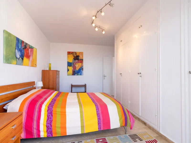This beautifully presented three bedroom, one and a half bathroom townhouse is ideally located just a short walk from the heart of Benalmadena Pueblo, offering the perfect balance of convenience and a quiet residential setting.