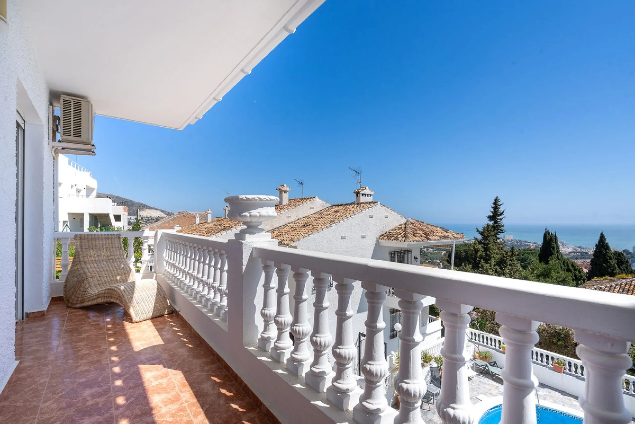 This beautifully presented three bedroom, one and a half bathroom townhouse is ideally located just a short walk from the heart of Benalmadena Pueblo, offering the perfect balance of convenience and a quiet residential setting.