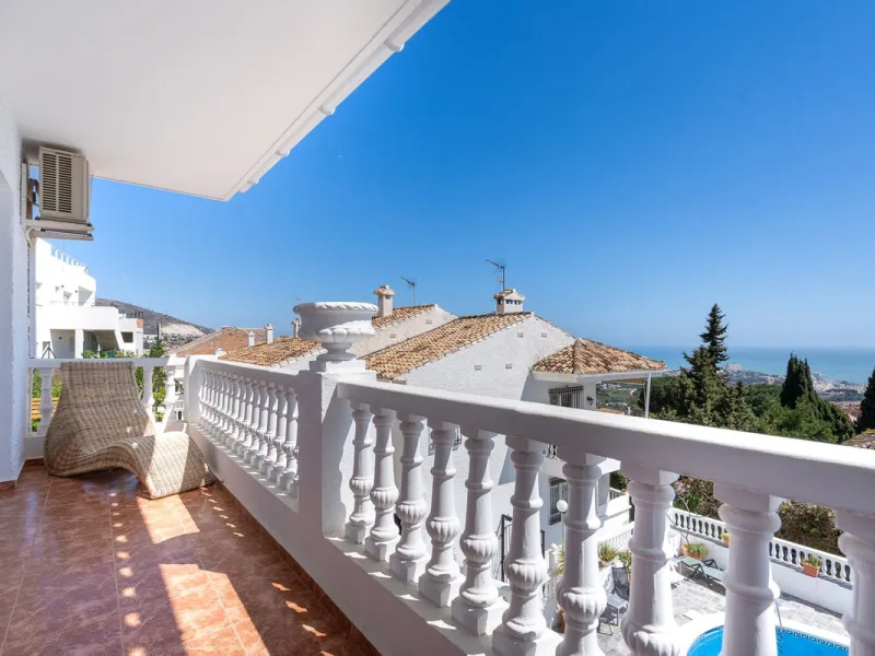 This beautifully presented three bedroom, one and a half bathroom townhouse is ideally located just a short walk from the heart of Benalmadena Pueblo, offering the perfect balance of convenience and a quiet residential setting.