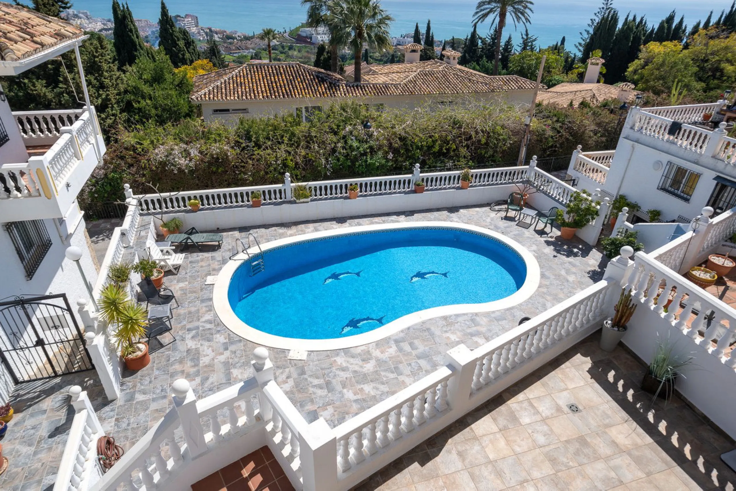 This beautifully presented three bedroom, one and a half bathroom townhouse is ideally located just a short walk from the heart of Benalmadena Pueblo, offering the perfect balance of convenience and a quiet residential setting.