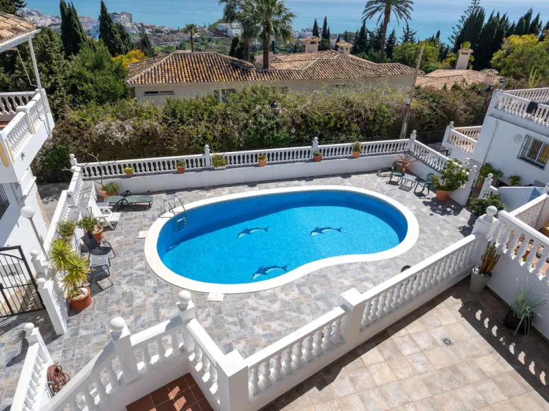 This beautifully presented three bedroom, one and a half bathroom townhouse is ideally located just a short walk from the heart of Benalmadena Pueblo, offering the perfect balance of convenience and a quiet residential setting.