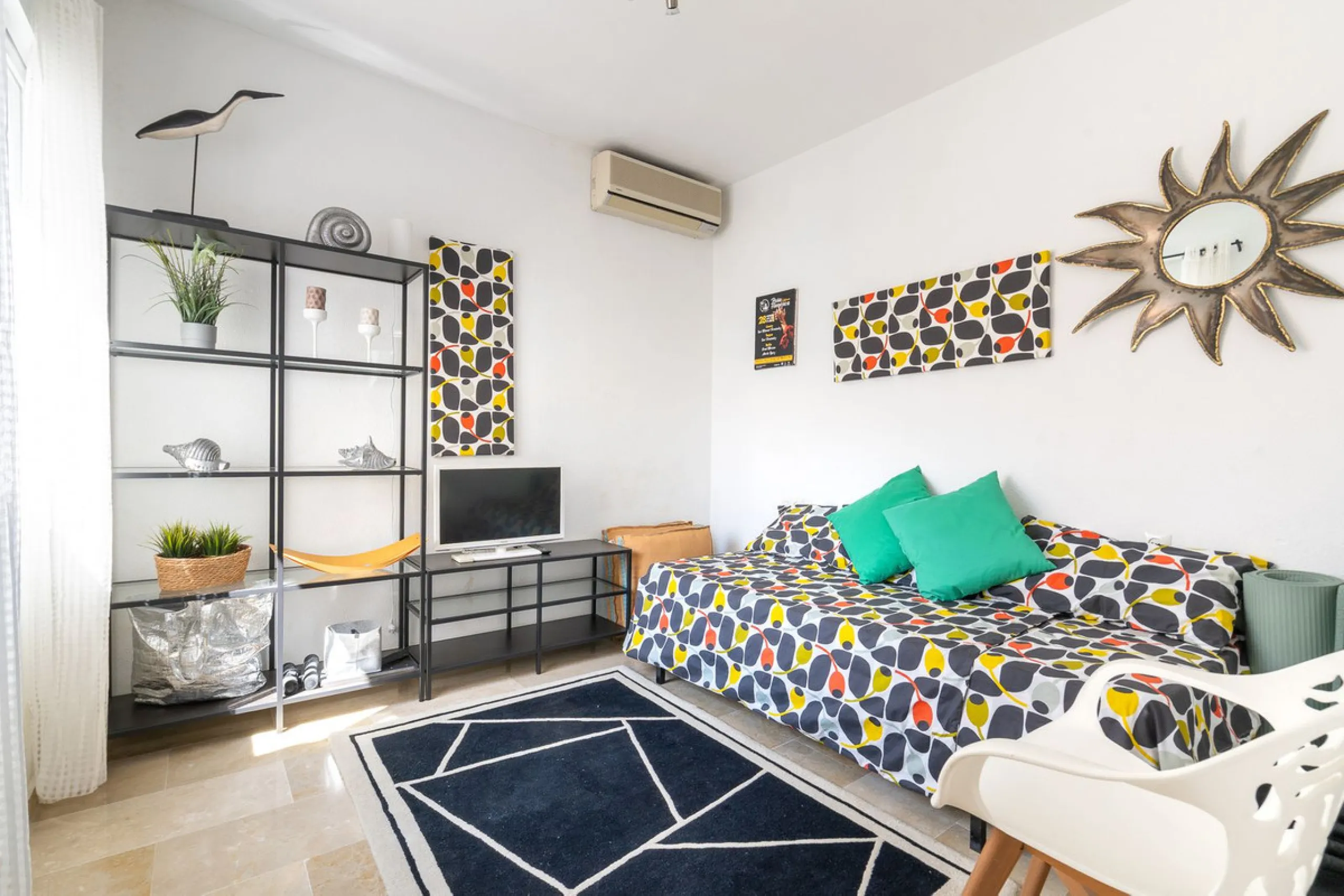 This beautifully presented three bedroom, one and a half bathroom townhouse is ideally located just a short walk from the heart of Benalmadena Pueblo, offering the perfect balance of convenience and a quiet residential setting.