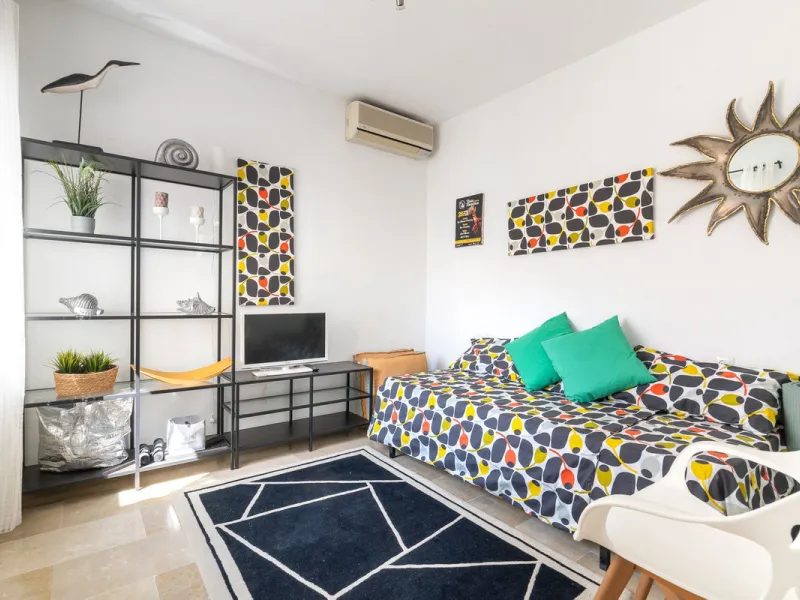 This beautifully presented three bedroom, one and a half bathroom townhouse is ideally located just a short walk from the heart of Benalmadena Pueblo, offering the perfect balance of convenience and a quiet residential setting.
