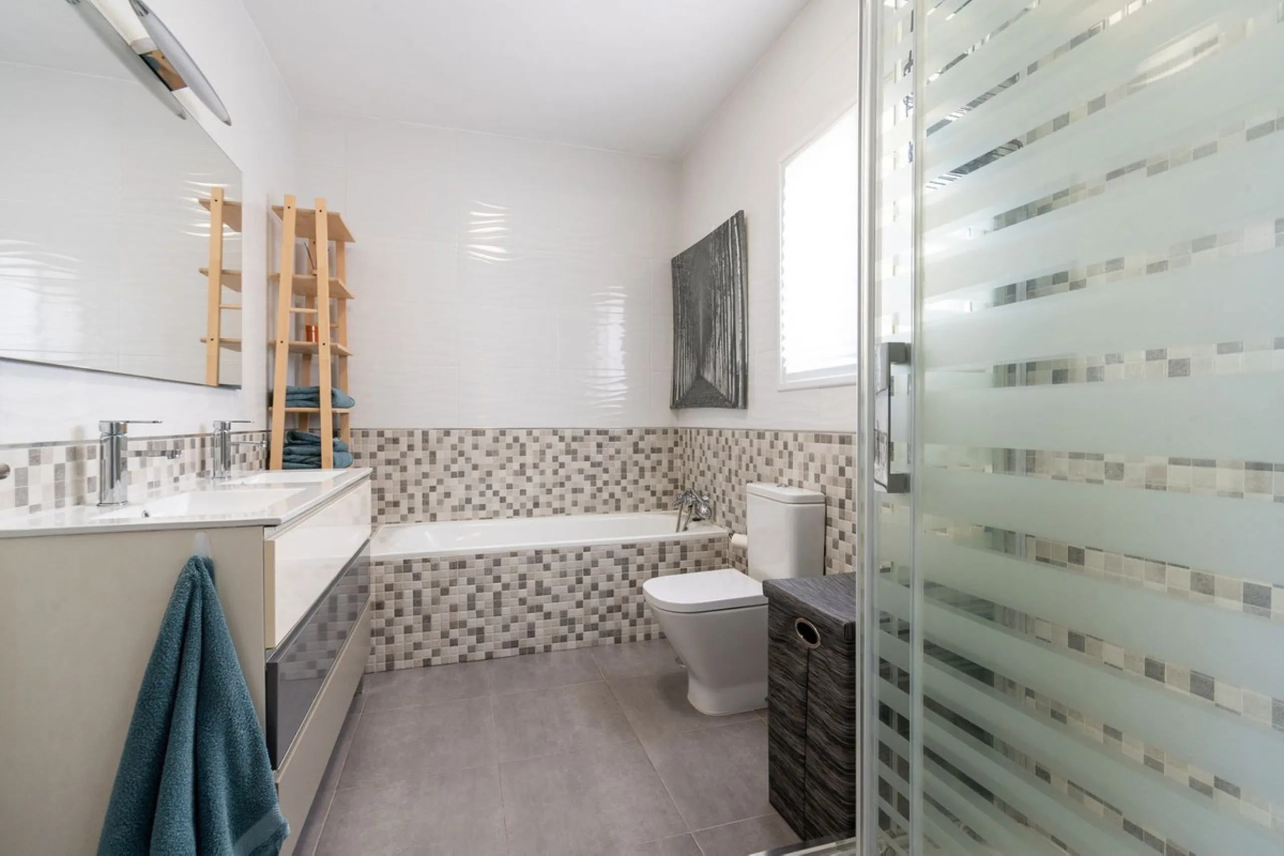 This beautifully presented three bedroom, one and a half bathroom townhouse is ideally located just a short walk from the heart of Benalmadena Pueblo, offering the perfect balance of convenience and a quiet residential setting.