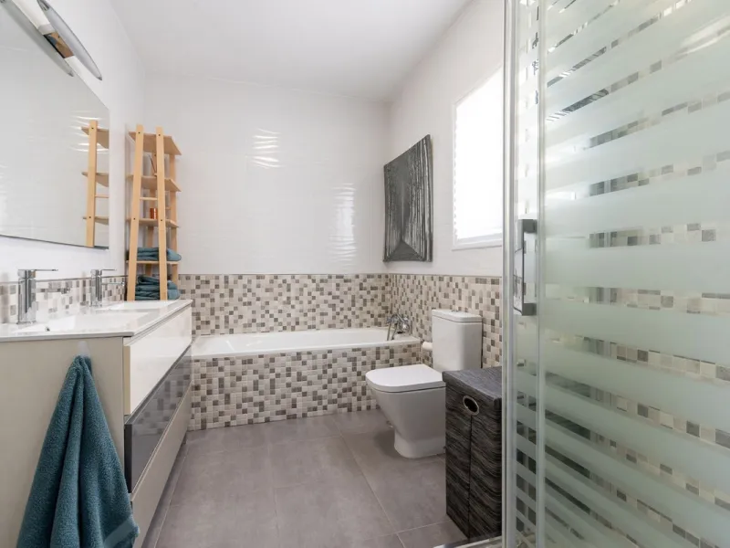 This beautifully presented three bedroom, one and a half bathroom townhouse is ideally located just a short walk from the heart of Benalmadena Pueblo, offering the perfect balance of convenience and a quiet residential setting.
