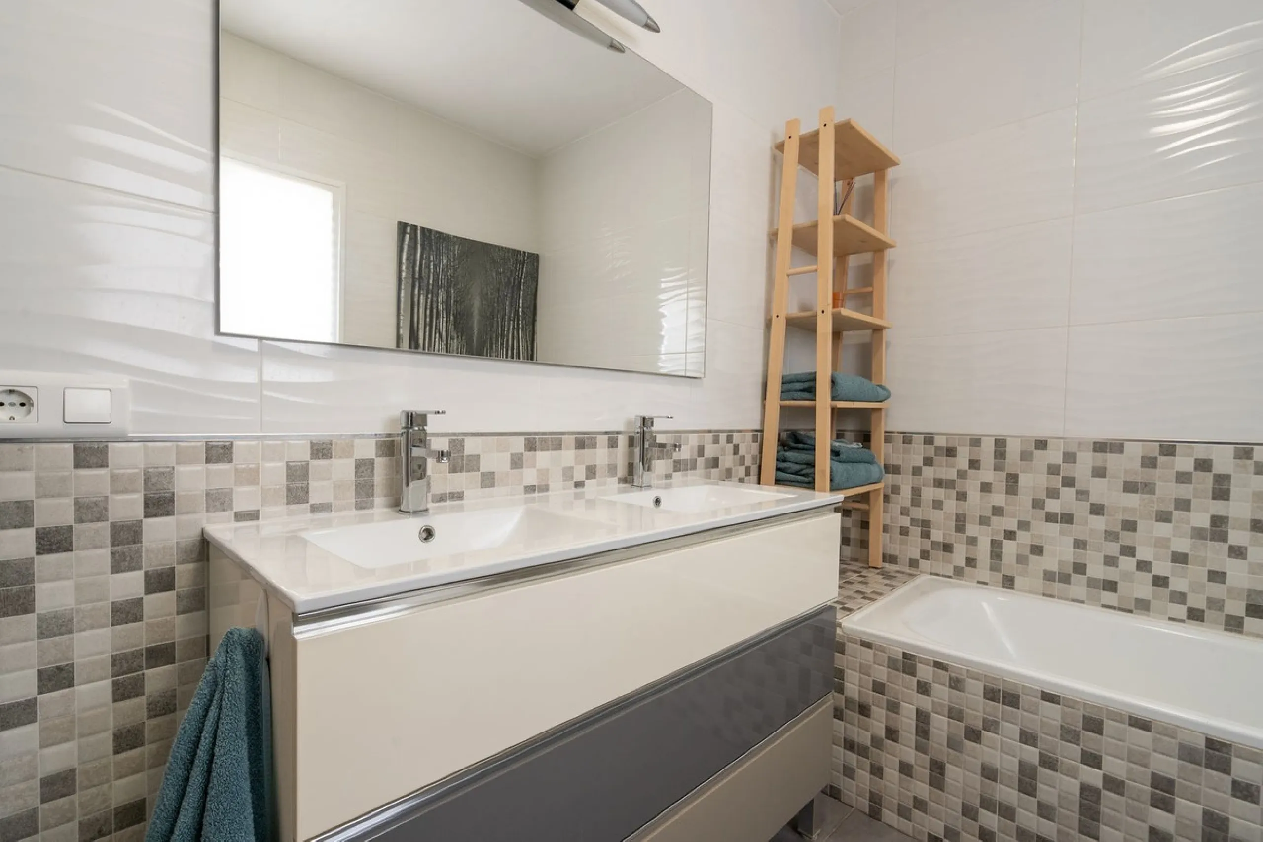 This beautifully presented three bedroom, one and a half bathroom townhouse is ideally located just a short walk from the heart of Benalmadena Pueblo, offering the perfect balance of convenience and a quiet residential setting.