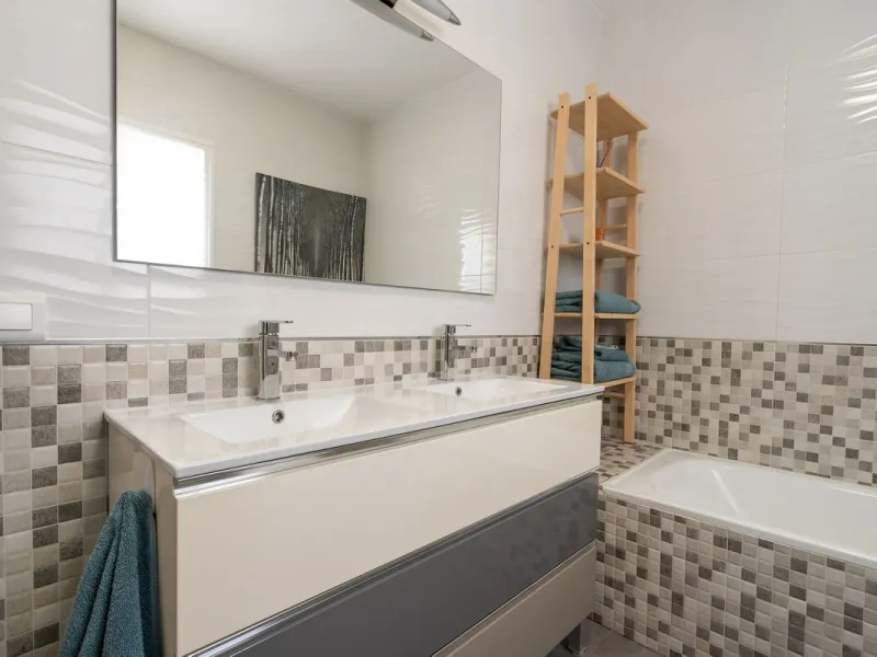This beautifully presented three bedroom, one and a half bathroom townhouse is ideally located just a short walk from the heart of Benalmadena Pueblo, offering the perfect balance of convenience and a quiet residential setting.