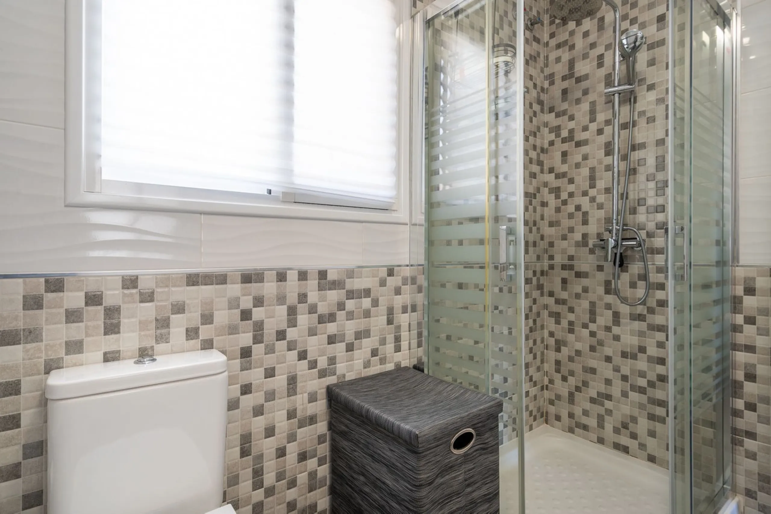 This beautifully presented three bedroom, one and a half bathroom townhouse is ideally located just a short walk from the heart of Benalmadena Pueblo, offering the perfect balance of convenience and a quiet residential setting.