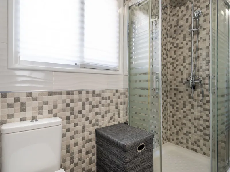 This beautifully presented three bedroom, one and a half bathroom townhouse is ideally located just a short walk from the heart of Benalmadena Pueblo, offering the perfect balance of convenience and a quiet residential setting.