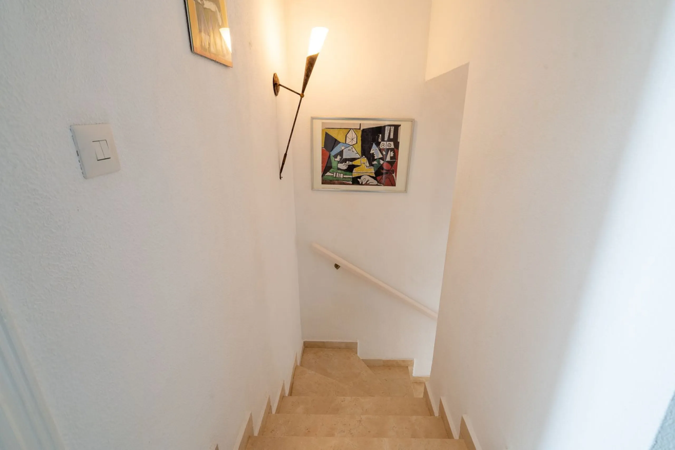 This beautifully presented three bedroom, one and a half bathroom townhouse is ideally located just a short walk from the heart of Benalmadena Pueblo, offering the perfect balance of convenience and a quiet residential setting.