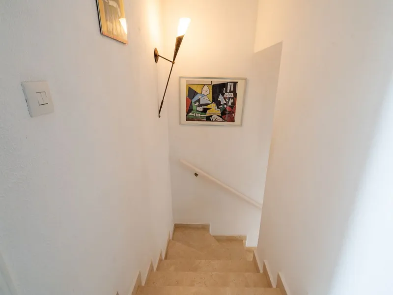 This beautifully presented three bedroom, one and a half bathroom townhouse is ideally located just a short walk from the heart of Benalmadena Pueblo, offering the perfect balance of convenience and a quiet residential setting.
