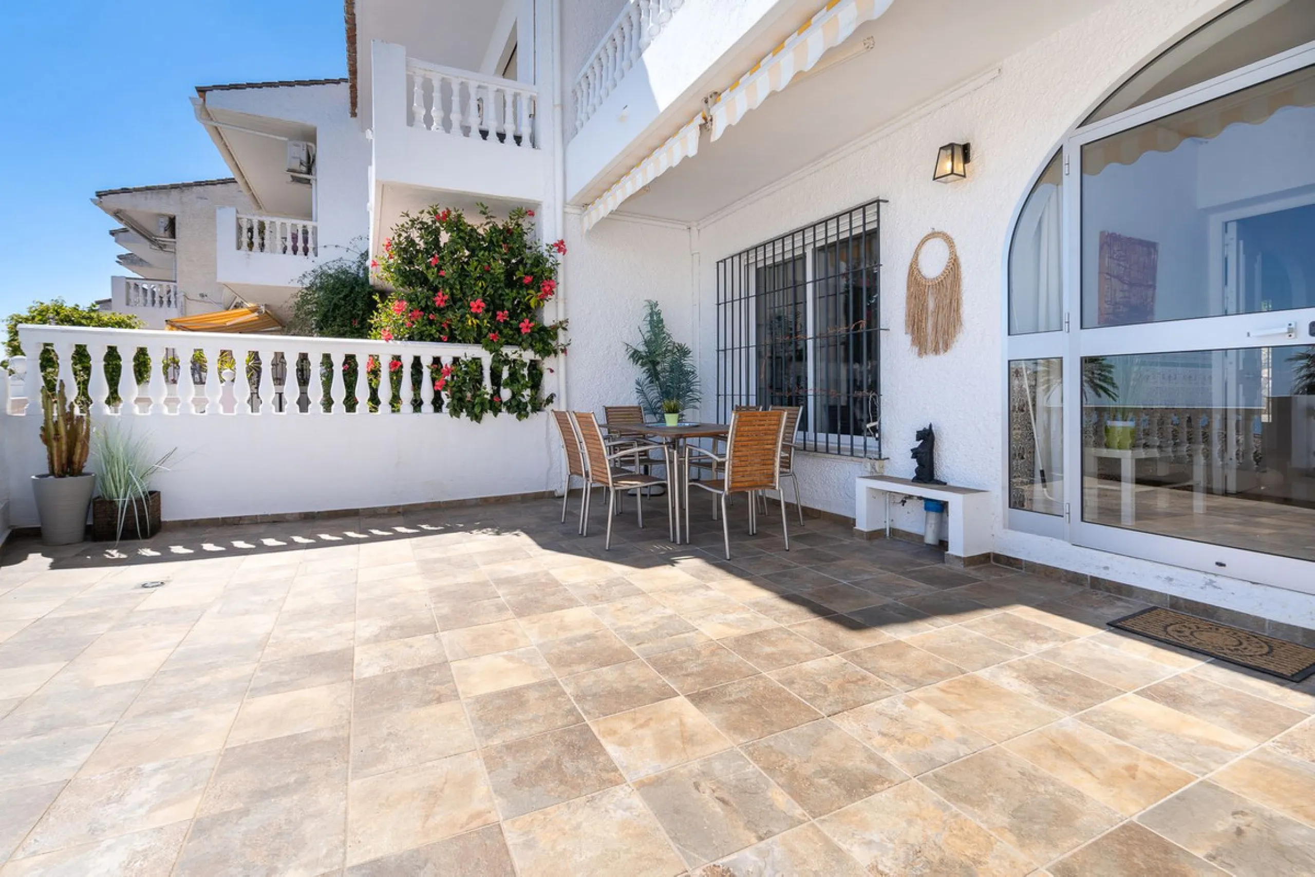 This beautifully presented three bedroom, one and a half bathroom townhouse is ideally located just a short walk from the heart of Benalmadena Pueblo, offering the perfect balance of convenience and a quiet residential setting.