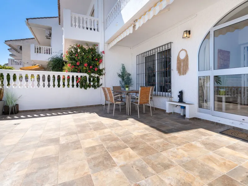 This beautifully presented three bedroom, one and a half bathroom townhouse is ideally located just a short walk from the heart of Benalmadena Pueblo, offering the perfect balance of convenience and a quiet residential setting.